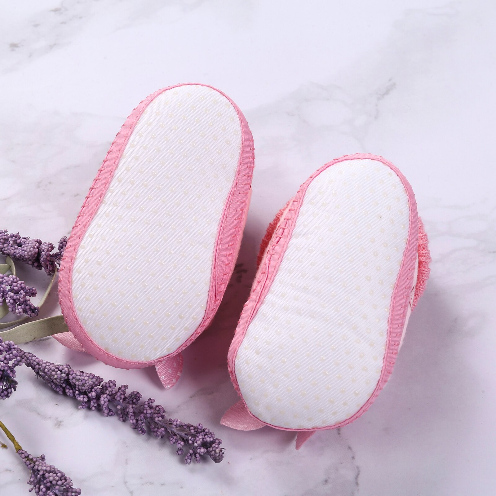 Del bambino A Piedi Pattini di bambino Del bambino della Peluche Antiscivolo Stivali per I Bambini Del Merletto su Arco per Bambini Suola Calzini E Calzettoni