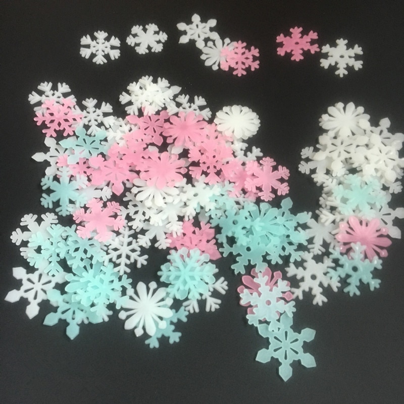 50 stks 3 cm Glow in The Dark Speelgoed Lichtgevende Patch Sneeuwvlok Stickers Slaapkamer Fluorescerende Schilderen Kerst Speelgoed voor Kinderen kamer