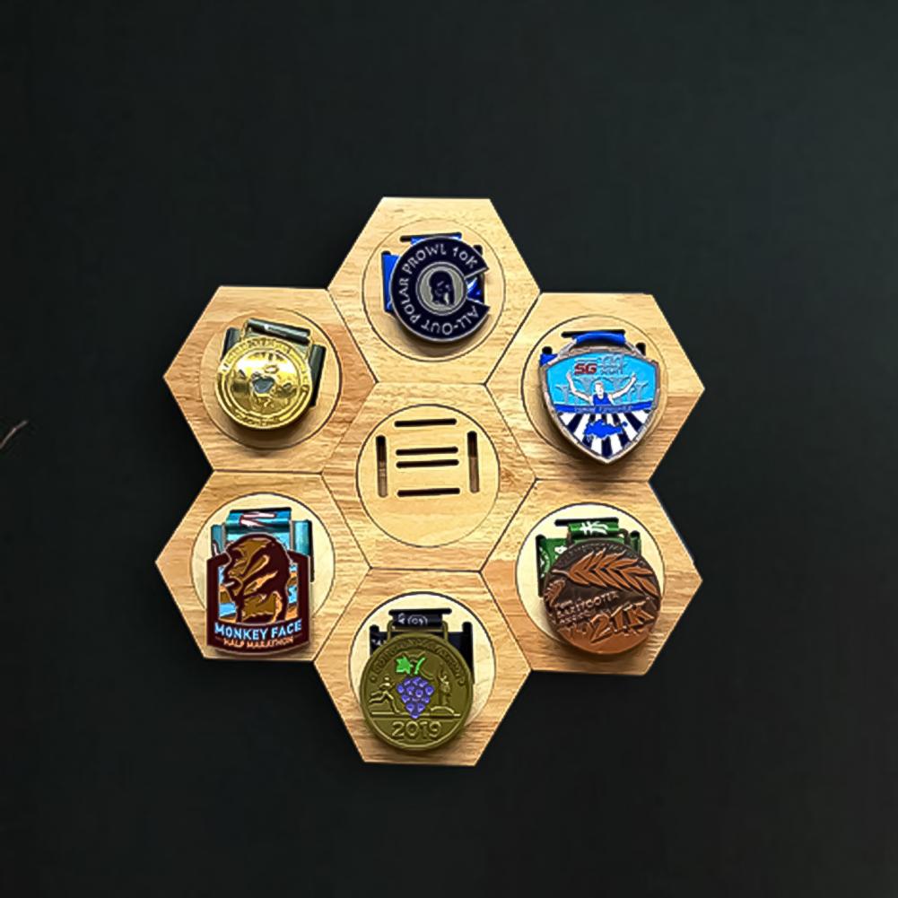 Træ badge display stativ hexagon medaljer organizer selvklæbende badge opbevaringshylde dekorativ medaljeholder gratis kombination