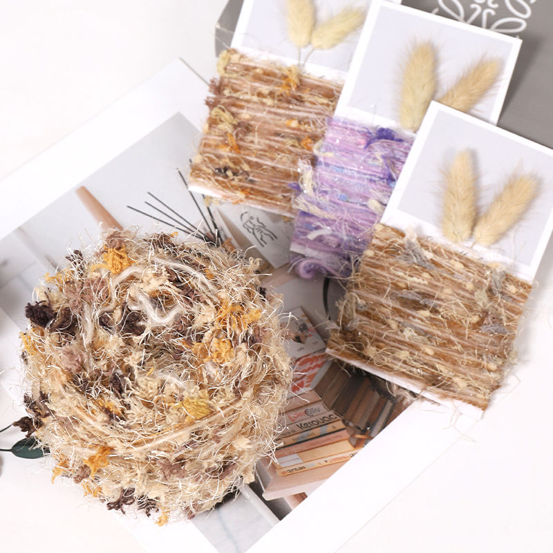 Handgemengd garen, kenmerkend fantasiegaren, handgemaakt doe-het-zelf garen met kleurverloop, wollen bol, haaknaald, grote cirkel, garensegment, geverfde grove wol