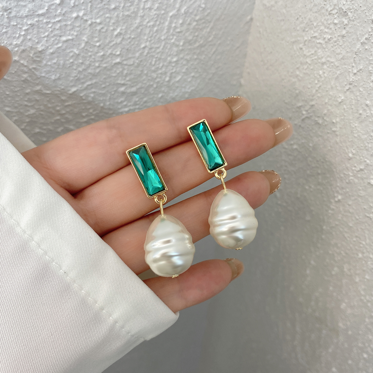 ANEOSA-pendientes colgantes de perlas para mujer, aretes geométricos verdes con diamantes de imitación, hechos a mano, colgantes de perlas de agua dulce