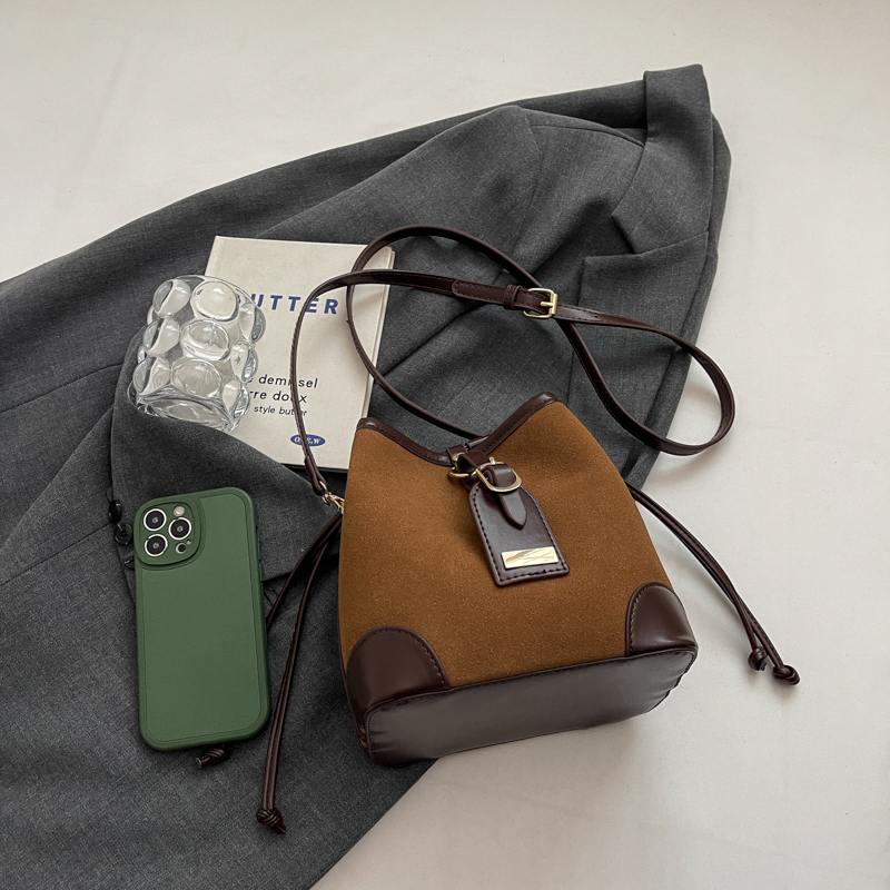 Sac seau rétro en tissu givré avec cordon de serrage, sac à bandoulière simple avec coutures décontractées à la