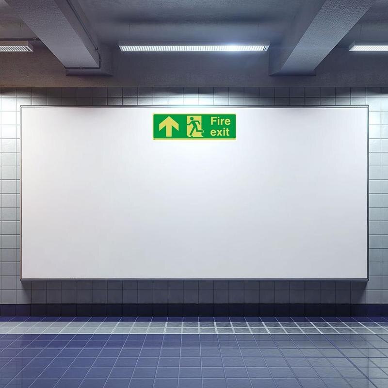 Zelf Adhisive Waterdichte Exit Sign Groene Lichtgevende Veiligheidswaarschuwing Tape Nachtzicht Fire Exit-Rechts Borden Muren Sticker 36x14cm