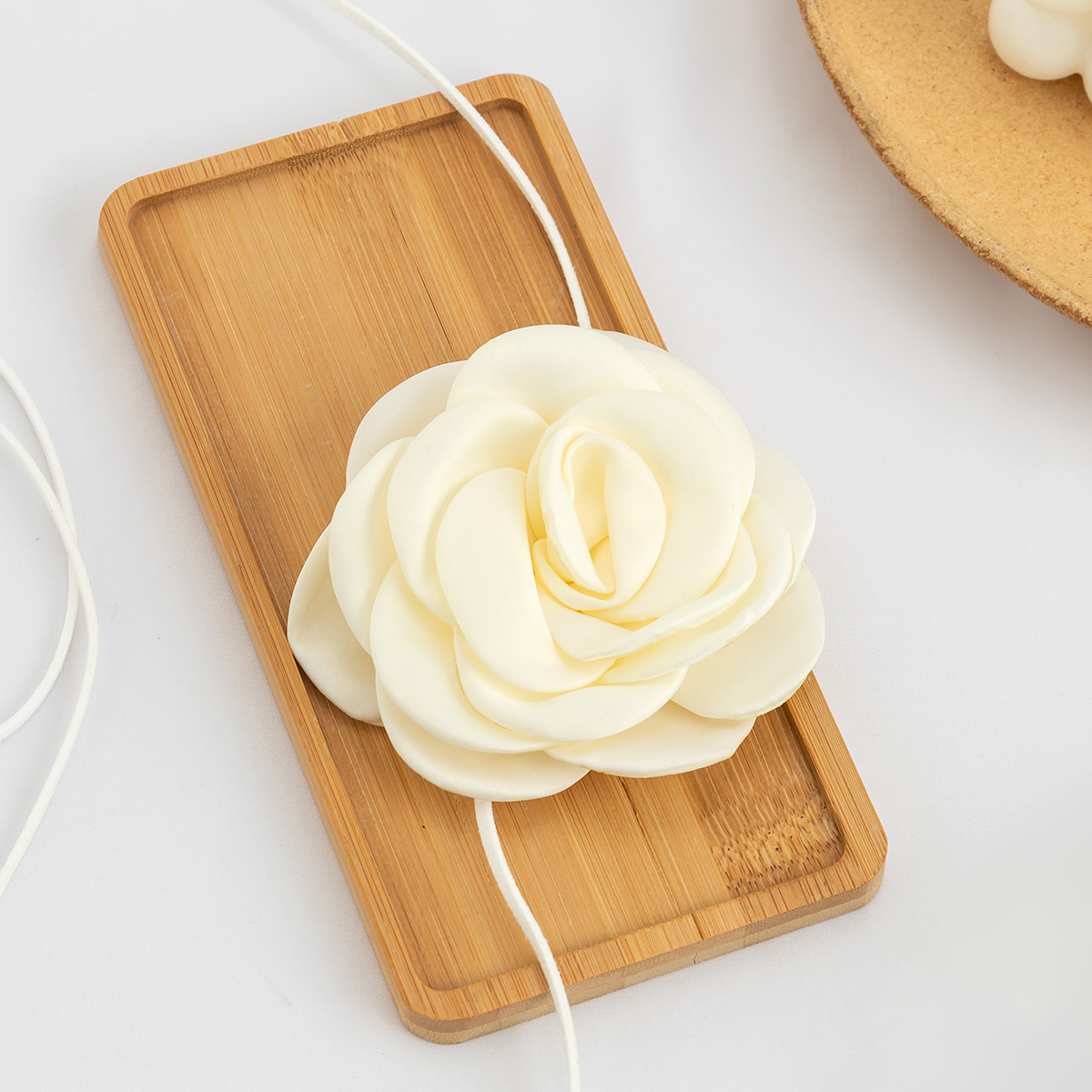 Cadenas de cuerda larga con gargantilla de flores grandes para mujer, Collar de tela romántico blanco y negro, joyería en el cuello, accesorios: Chapado en oro antiguo