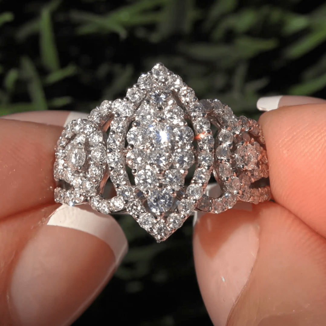 Los anillos de compromiso de mujer elegantes y brillantes son la decoración perfecta para banquetes festivos creativos y exquisitos.