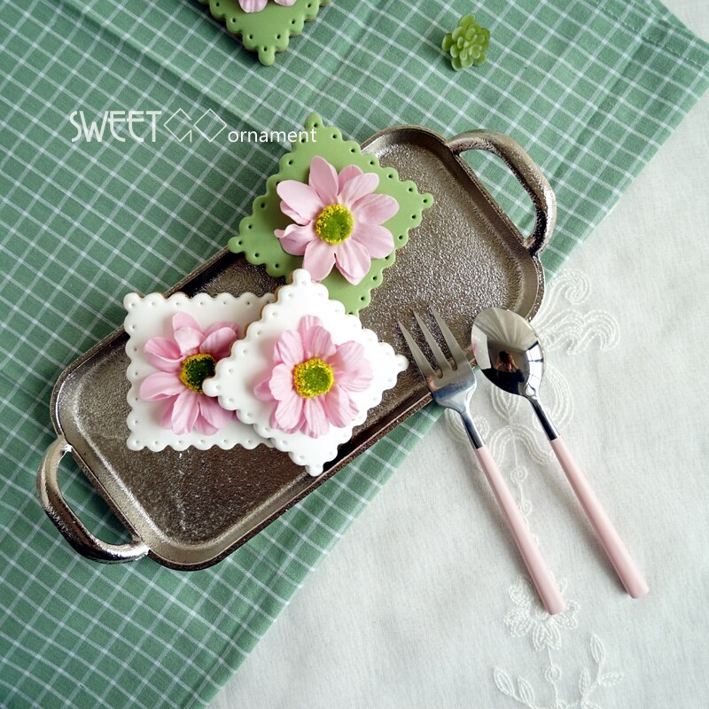 2 stks Simulatie fondant bloemen cookies Squared cookie cookies roze decoratieve cookies