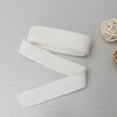 2cm brede, ensfargede, myke, ribbede t-hals i mercerisert bomull, korte mansjetter, elastisk, trådet kant: Gull