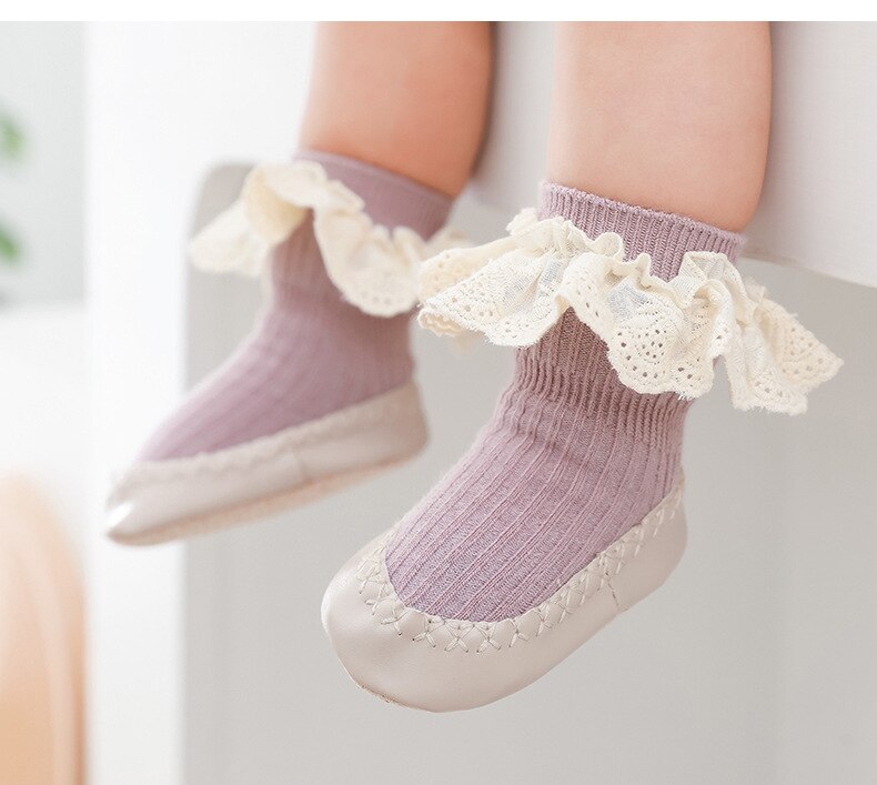 Calcetines con suela de cuero antideslizante para niña, zapatos y calcetines para bebé, medias de encaje para niña pequeña, de princesa, novedad, Otoño e Invierno