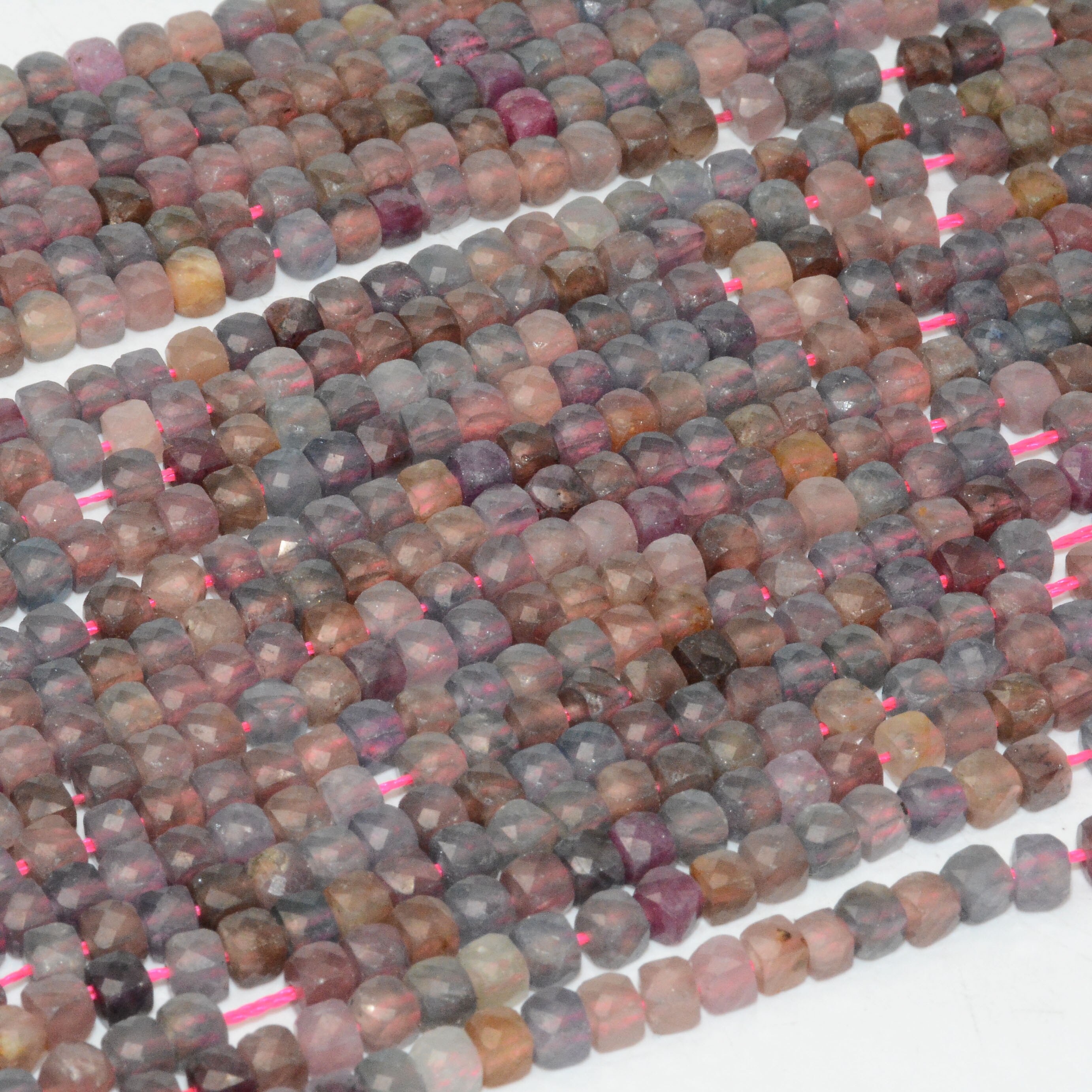 Rubi limpo natural da inclusão e cubo irregular facetado da safira 4mm