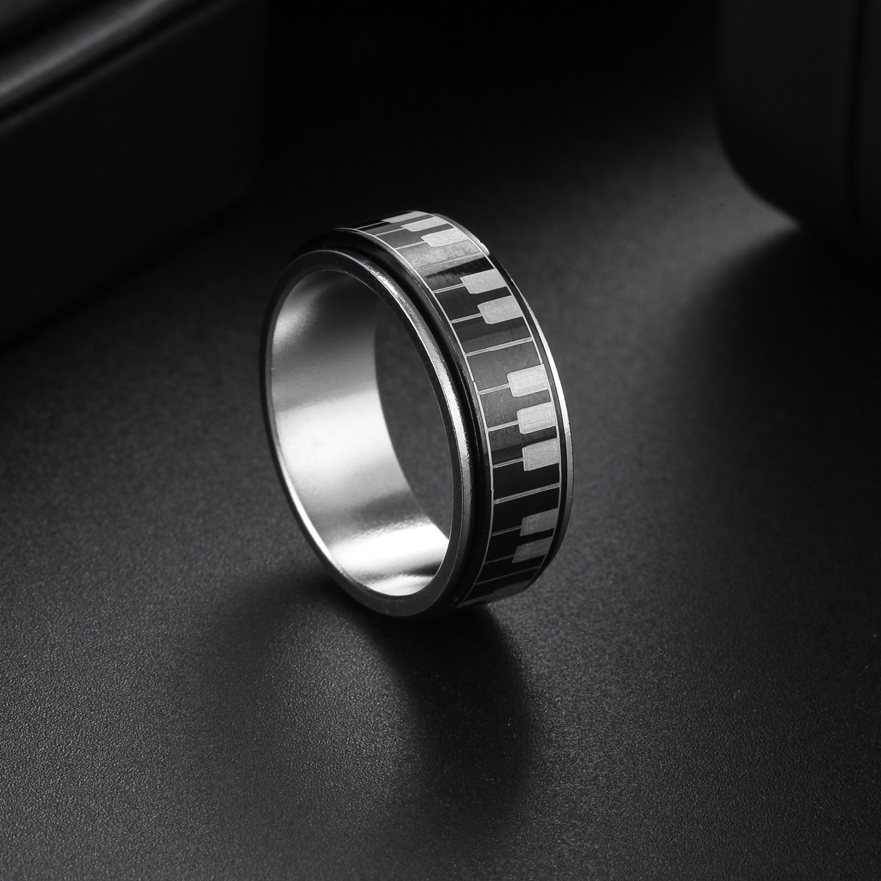 Porte-clés piano noir et blanc de 8 mm – Bijoux élégants pour hommes pour les amateurs de musique – Accessoire d'anniversaire unique