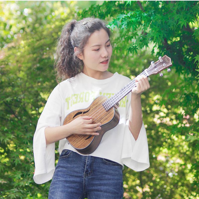 1pc 26 pulgadas de ukelele cuatro cuerdas guitarra pequeña ukelele instrumento acústico para amigos principiante (marrón claro)