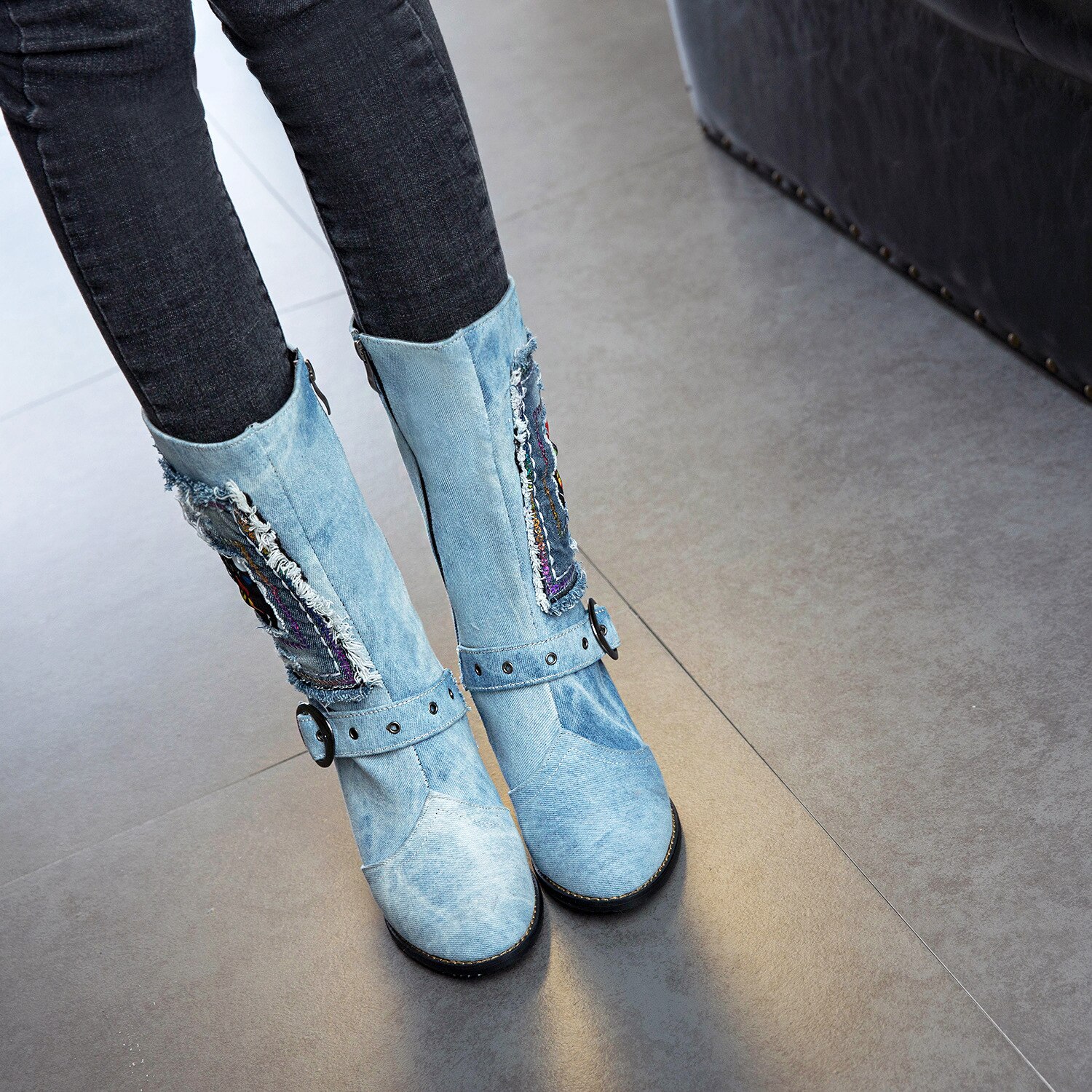 Denim dam promenadskor vinterkänga tjock klack mid kalv stövlar orm bälte spänne kvinnlig riddare boots kort plysch varm storlek 43