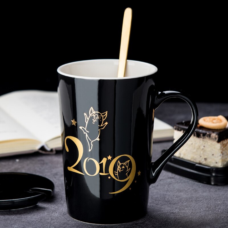 420/580ml keramiska muggar bokstavsnummer mönster muggar med sked lock svart och guld mjölk kaffekopp drinkware