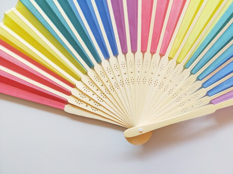 8 Inch Kleurrijke Regenboog Hand Fans Vouwen Bamboe Botten Fan Dance voor Bruiloft Themafeesten Natuurlijke Heldere Kleur Home Decoratie