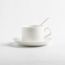 Europæisk enkle søde kaffekopsæt og selvomrørende keramiske krus med ske og bakke jubilæum til mand