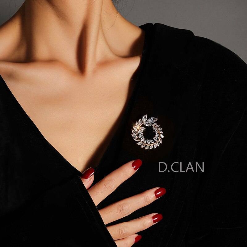 D.Clan schmuckbrosche aus zirkonia in olivenblattform, funkelndes accessoire für damen