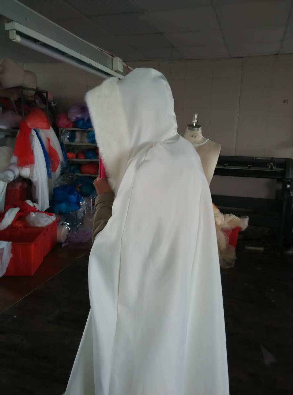 Hiver Satin blanc avec fausse fourrure Santa manteau de mariage manteau de fête wrap dame cape Elf habiller boléro de mariage