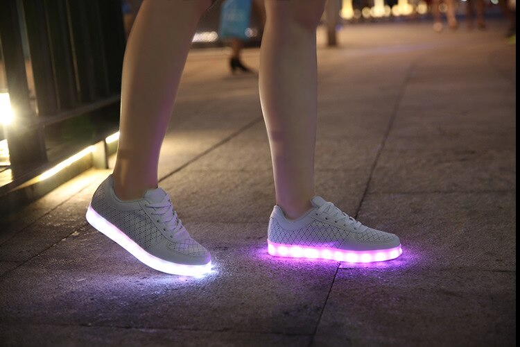 Bunte glühend Frauen Schuhe Leuchtet LED Schuh USB Aufladbare Schuhe Für Erwachsene Weiß Schwarz Wohnungen Plus Größe 57