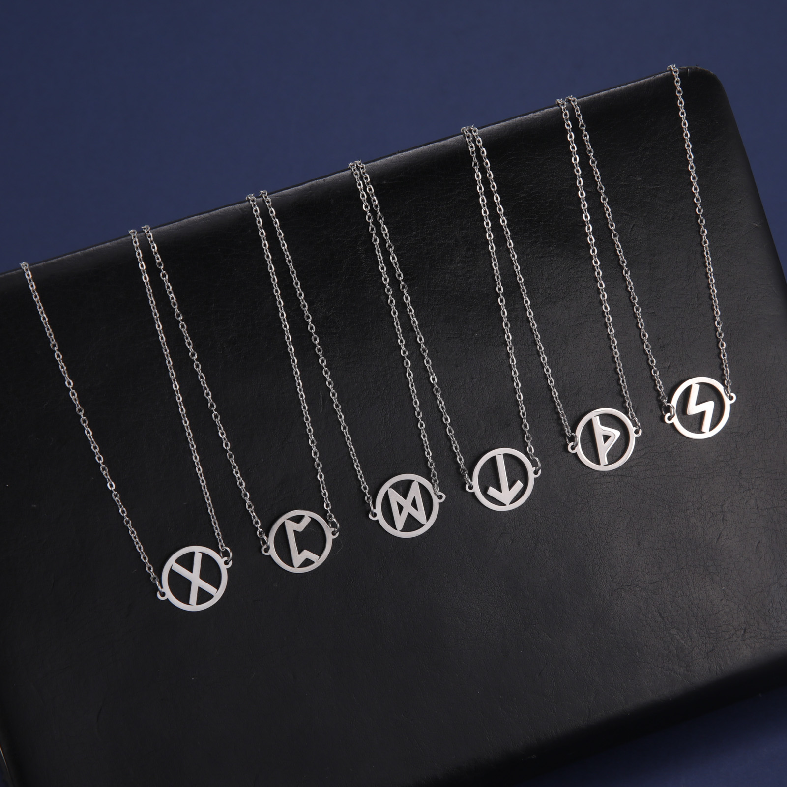 Collares con dijes de runas nórdicas Vintage para mujeres y hombres, joyería vikinga de acero inoxidable, amuleto de San Valentín con patrón antiguo