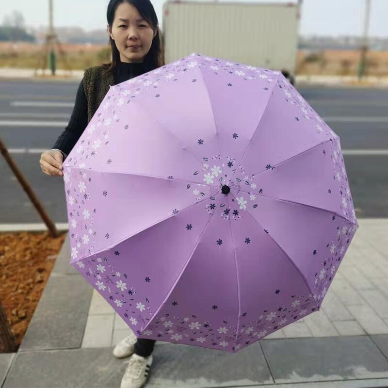10 k plus størrelse kvinder solrig og regnfuld paraply tre-foldet sort belægning solcreme uv parasol vindtæt stærk regn paraply: 02
