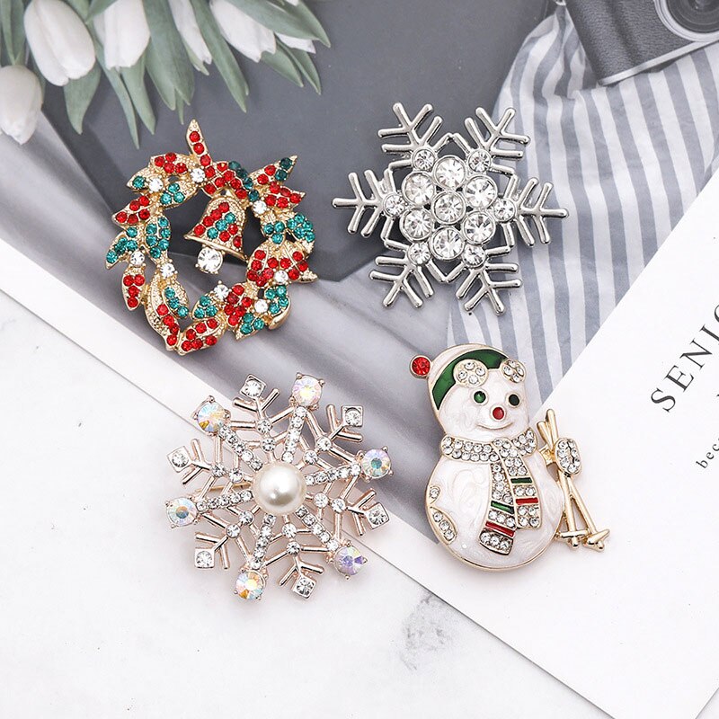 4 stuks/set hartvormige badges sneeuwpop slinger broches metalen revers spelden dameskleding rugzak kerstdecoratie