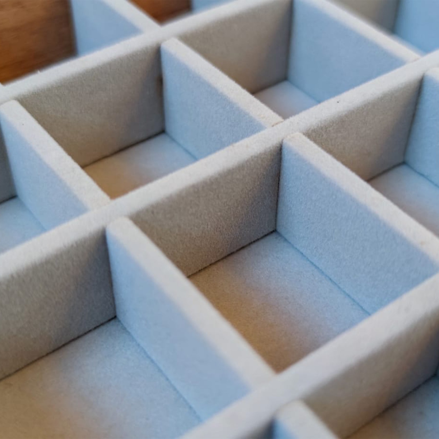 Caja guarda gemelos, anillos ,sortijas ,24 espacios madera