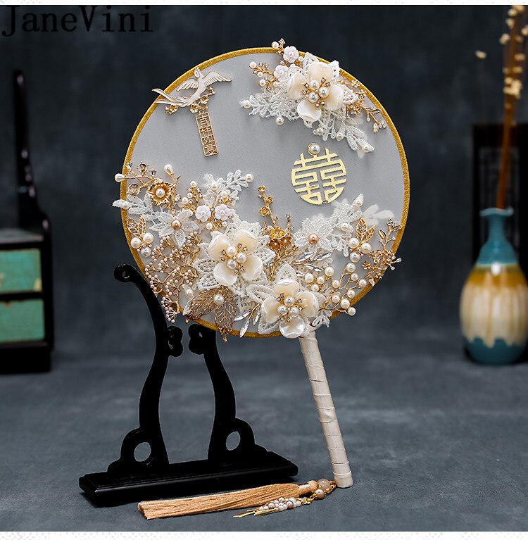JaneVini 2021 nowe białe koronki Appliqued ślubny wentylator ręczny bukiet perły zroszony starożytny chińnarty styl wachlarz ślubny typu kwiat dla panny młodej