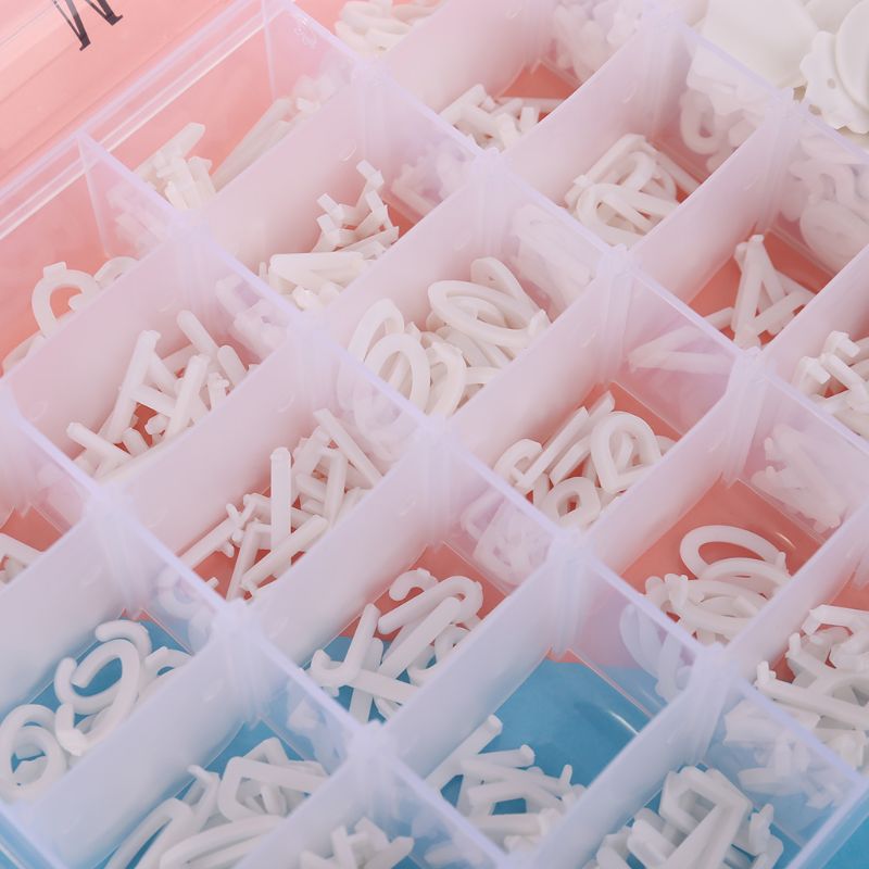 Carton de 713 lettres prédécoupées de 1 pouce et 3/4 caractères dans une boîte d&#39;organisation