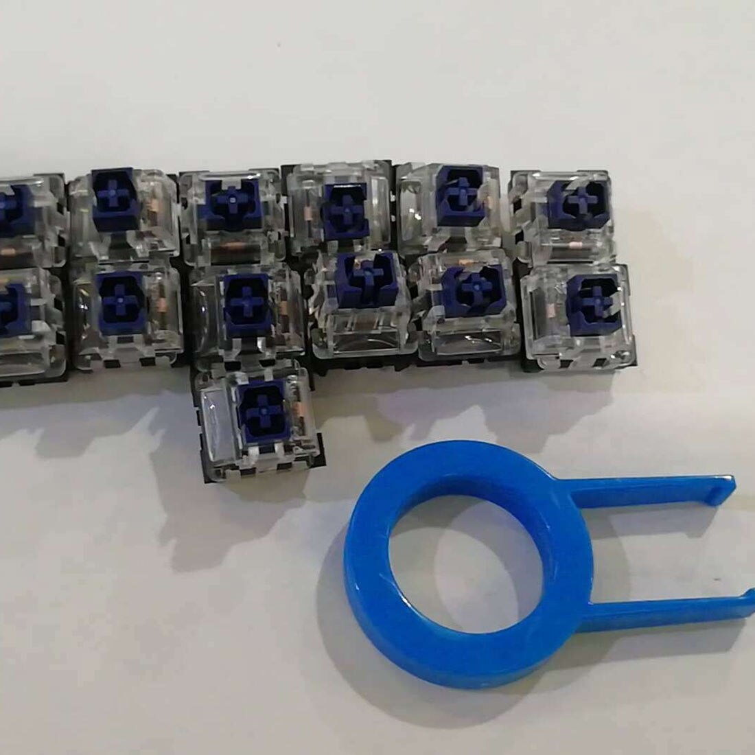 Extracteur de clé clavier mécanique capuchon de clé de clavier capuchon de clé rond outil de fixation extracteur de clé dissolvant couleur aléatoire noir ou bleu