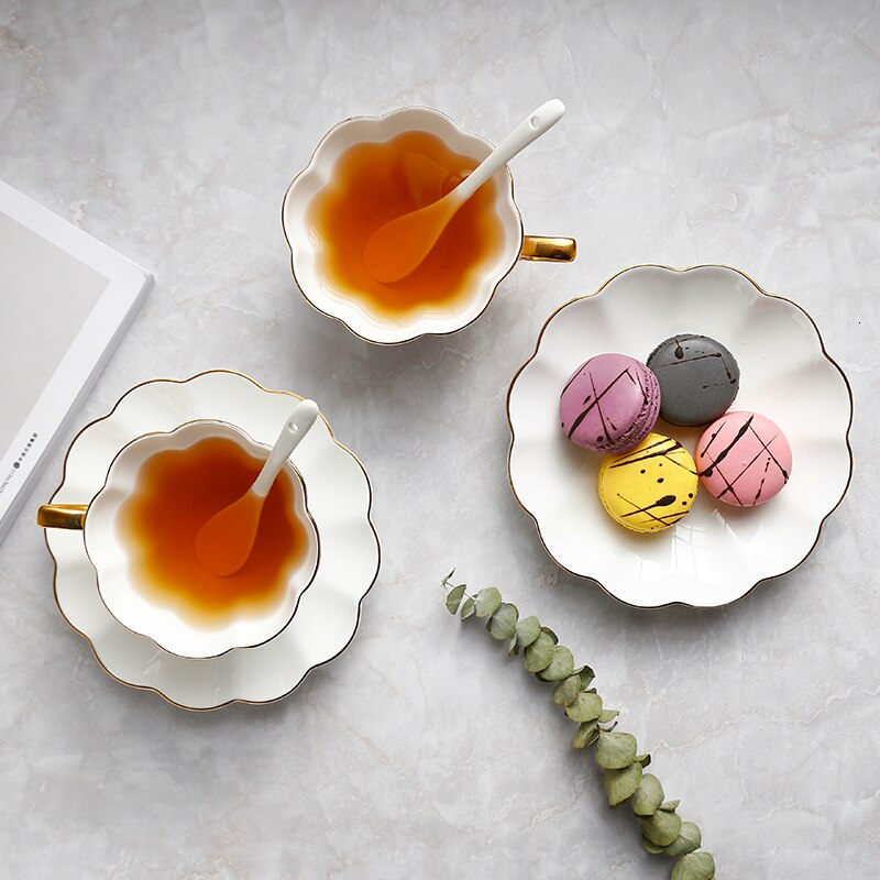 Ensemble de tasses à café et soucoupes en forme de pétales de fleur de lotus de bon goût, cuillère à café gratuite, contour en porcelaine d'os de l'après-midi, plateau pour tasse à thé en or