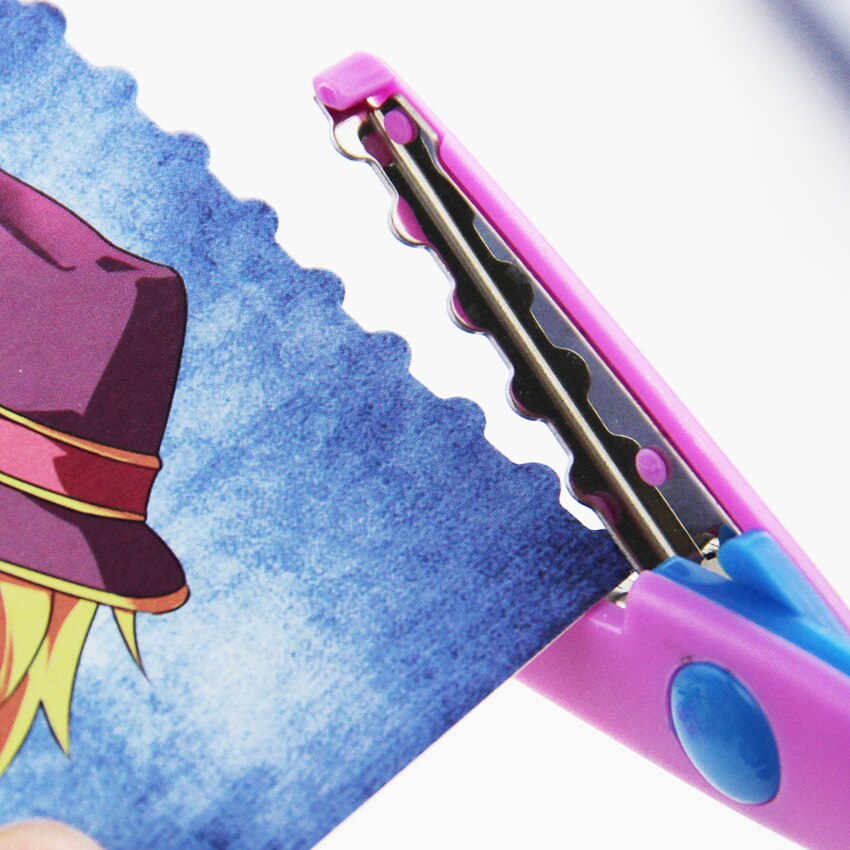 Tijeras de encaje de Metal y plástico para manualidades para niños, tijeras de colores para fotos y álbumes de recortes, decoración de diario de encaje de papel con 6 patrones, 1 ud.