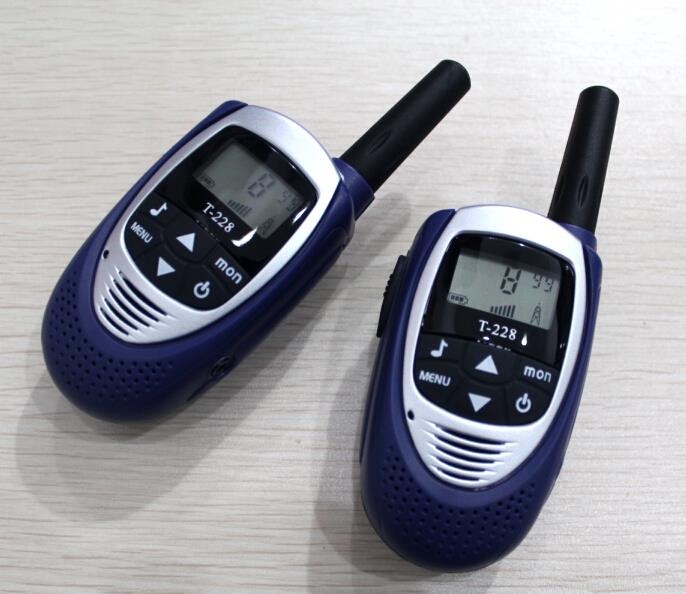2 sztuk Handheld mini dzieci walkie-talkie T228 FRS GMRS 22 kanały UHF CB radia dwukierunkowe radia domofon w/słuchawki ładowarka: T228FRS