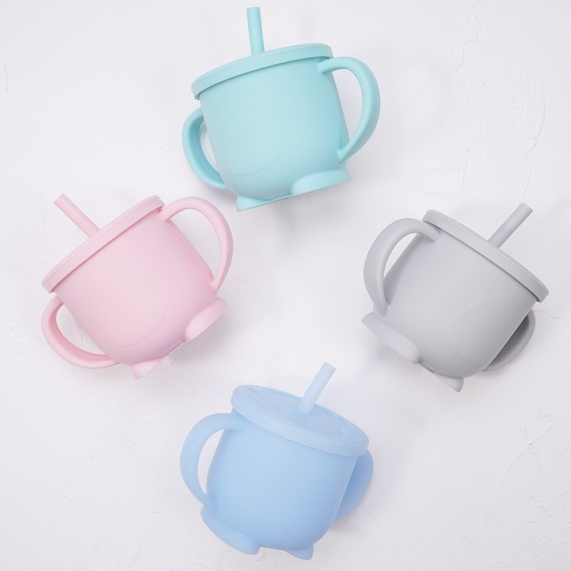 Babybekers van stevig siliconen met een rietje voor peuters met een siliconen deksel, waterbekers van voedingskwaliteit voor kinderen.