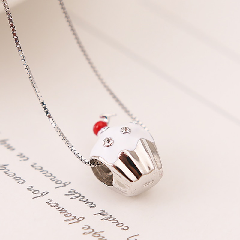 100% 925 sterlingsilber-perlenanhänger in bilden von süßen kirsch-cupcakes mit pavé-zirkonia-emaille-perlen, passend für armbänder und diy-schmuck für damen.