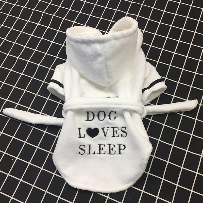 Oso de peluche Bulldog ropa blanca pequeña de lujo Albornoz absorbente letra pijama baño para perros Coral Hoodie producto mascota toalla Thic G1A6