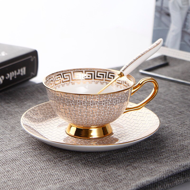Luxury Gold Cup Set Retro Royal Tea Cup with Handle Spoon Vintage Bone China Tea Cup Set Tasas De Cafe Portable Cups Luxury: B