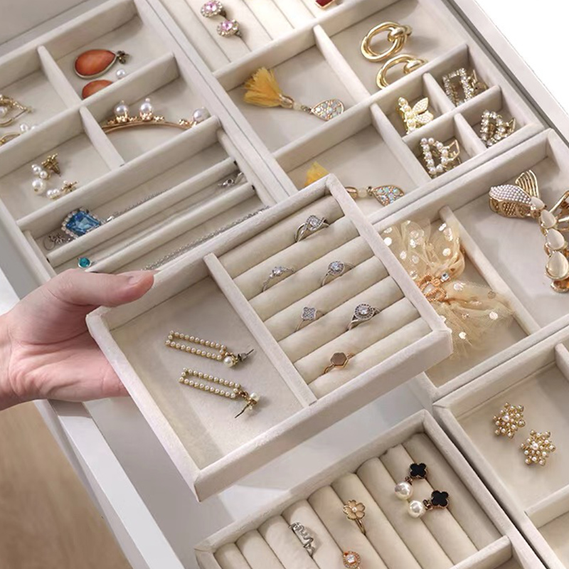 Espositore per gioielli in velluto Porta gioielli squisito Anello portatile Orecchini Collana Organizzatore Scatola di immagazzinaggio Vassoi organizzatore Beige