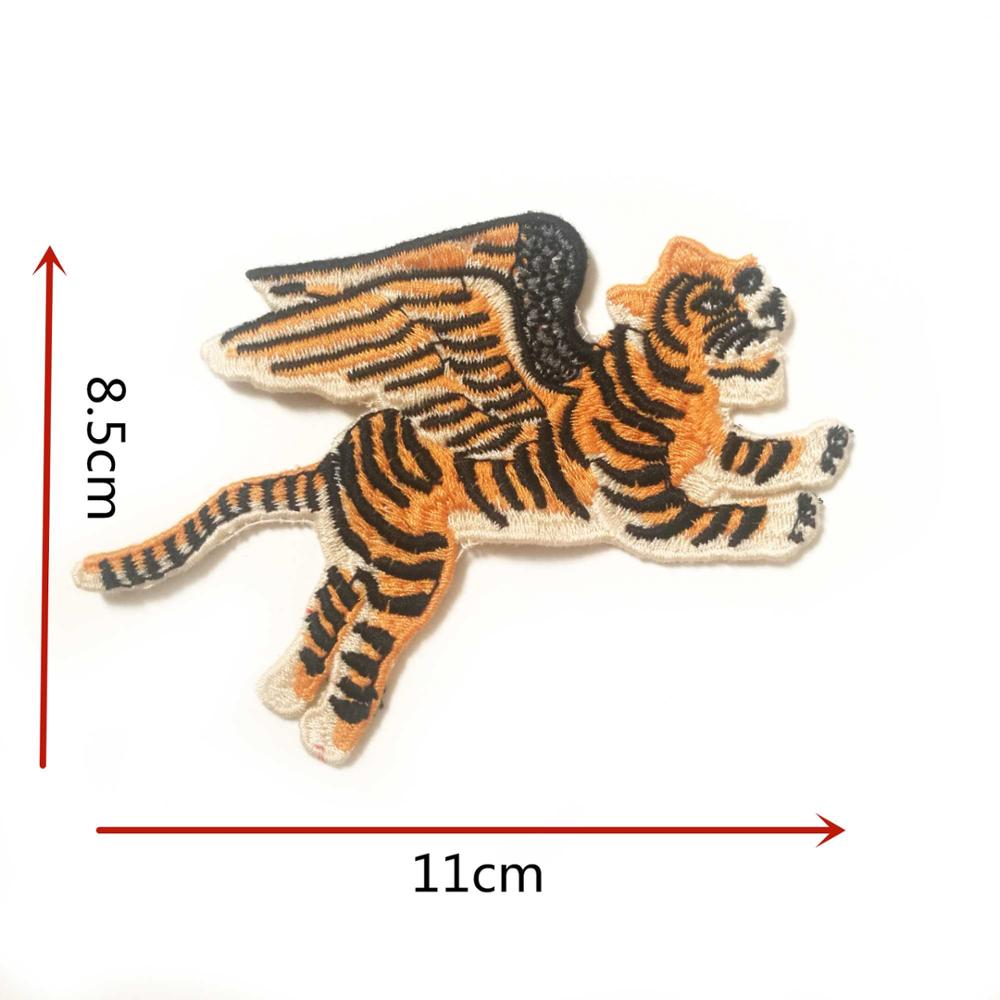 Parche bordado de con alas de tigre y mosca pequeña, apliques para coser, parches para camisa, bolso, chaqueta, insignias para ropa de animales: Latón envejecido
