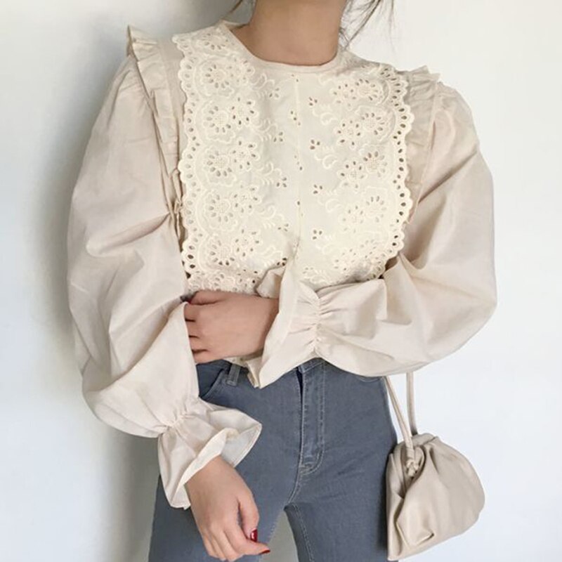 Superaen koreansk stil solid o-hals broderi blonder heklet lappeteppe løst tre ørepanel bluse med ermer for kvinner