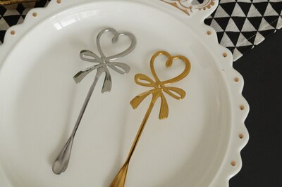 Amour bowknot café remuer cuillère fille coeur suspendus oreille cuillère thé eau lait tasse en acier inoxydable cuillère 13.5 cm: A with B (2 pieces)