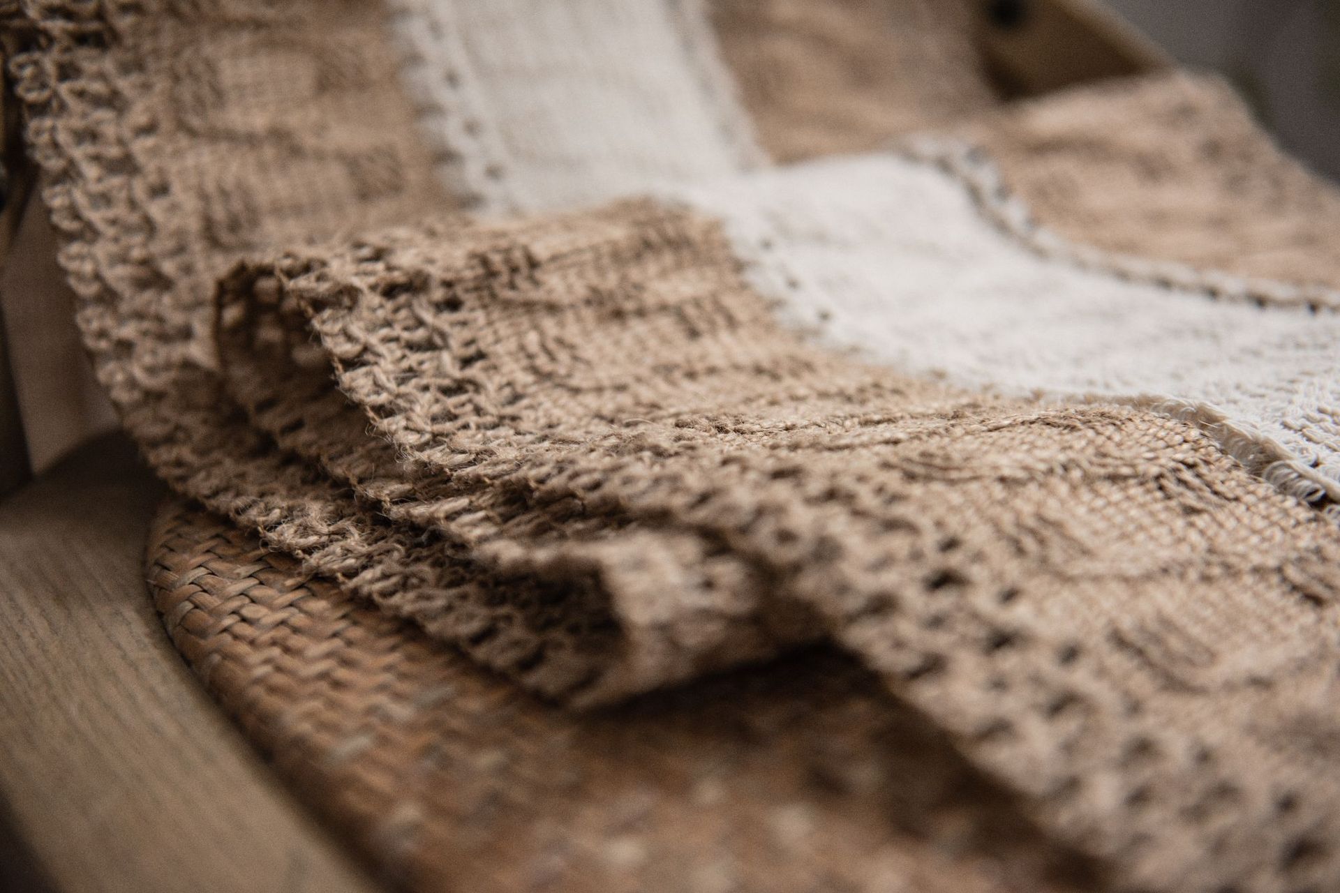 Cotton and linen stitching table runner two-color woven tassel natural material American country table mat