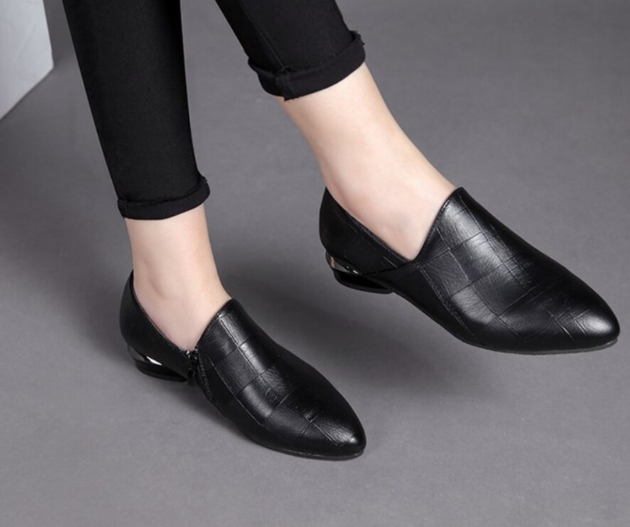 Våren kvinna spetsiga tå skor ledig slip on flats klassiska kvinnliga rutigt pu läder loafers dam skor