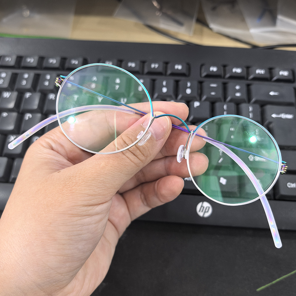danesa, montura de gafas redonda pequeña sin tornillos para hombres y mujeres, gafas de titanio, monturas de borde de aire, gafas ultraligeras: Púrpura claro