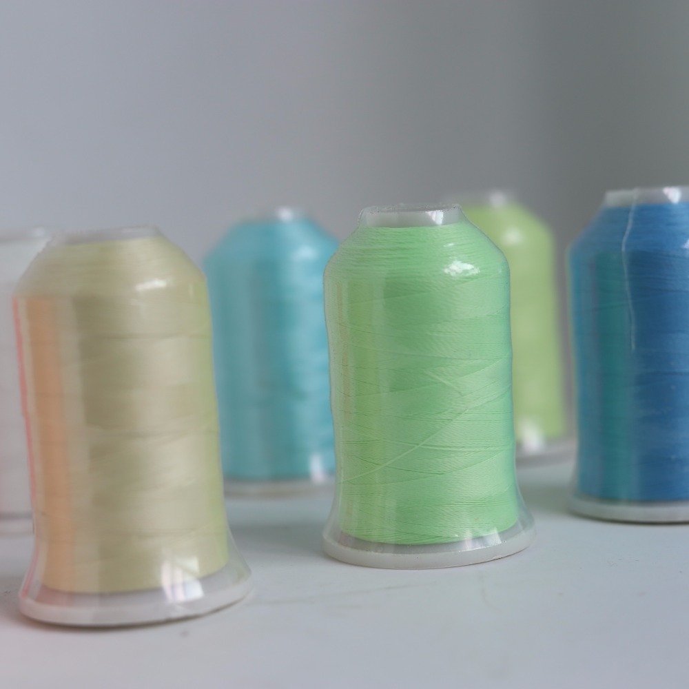 Fil à coudre lumineux 1000m par bobine | Fileter dans la peau du Polyester, broderie, 150D/2 lumineux, 8 couleurs pour votre choix