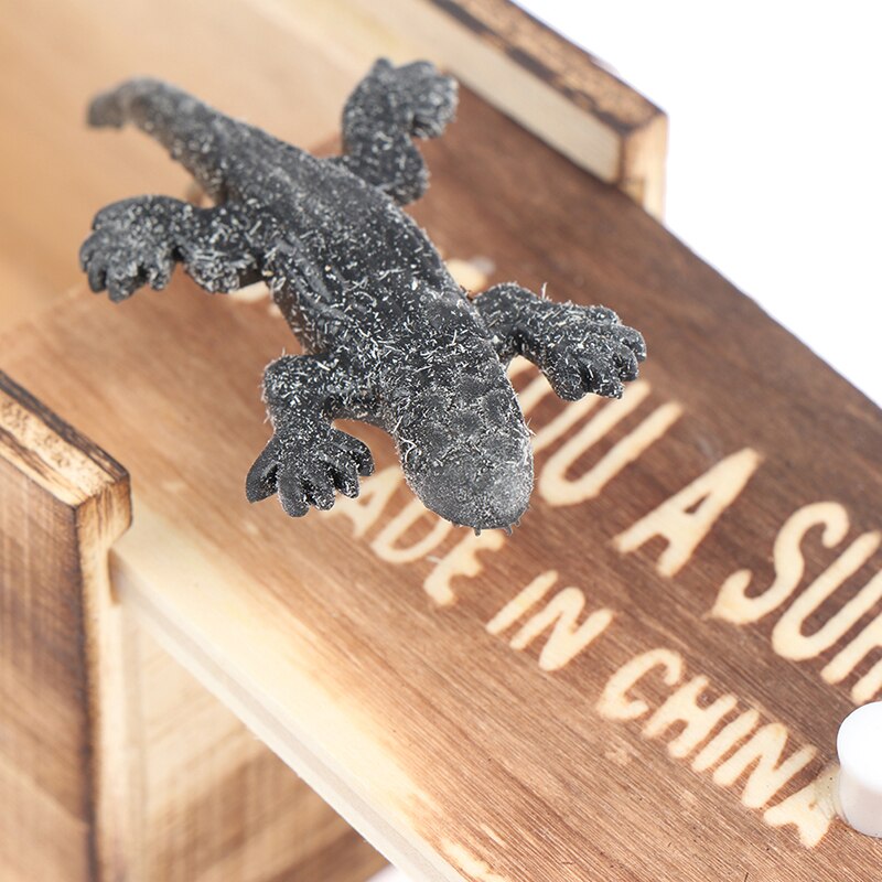 1 PC Prank Toy Funny Scare Box Wooden Prank Spider Hidden in Case Prank-Wooden Scarebox Random Style Joke Toys