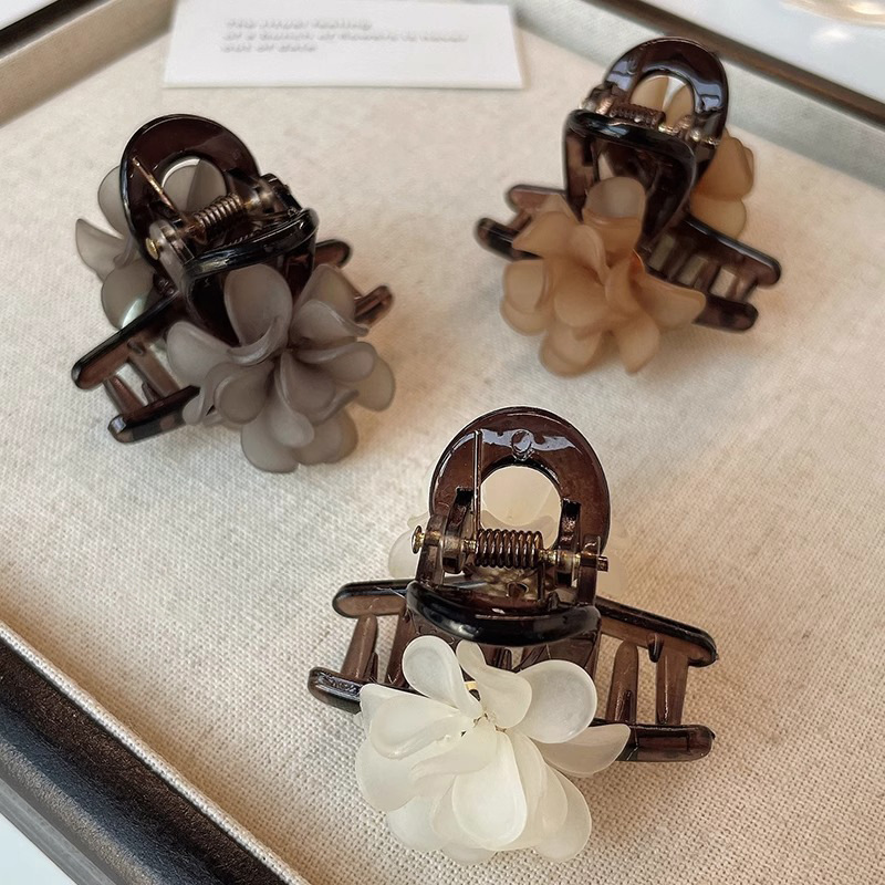 Pinza de pelo de plástico pequeña de 4,5 cm con flor de Camelia para mujer, pinzas para el pelo de Vintage, herramienta de estilismo con abrazadera de cangrejo, accesorios para niñas, 1 ud.