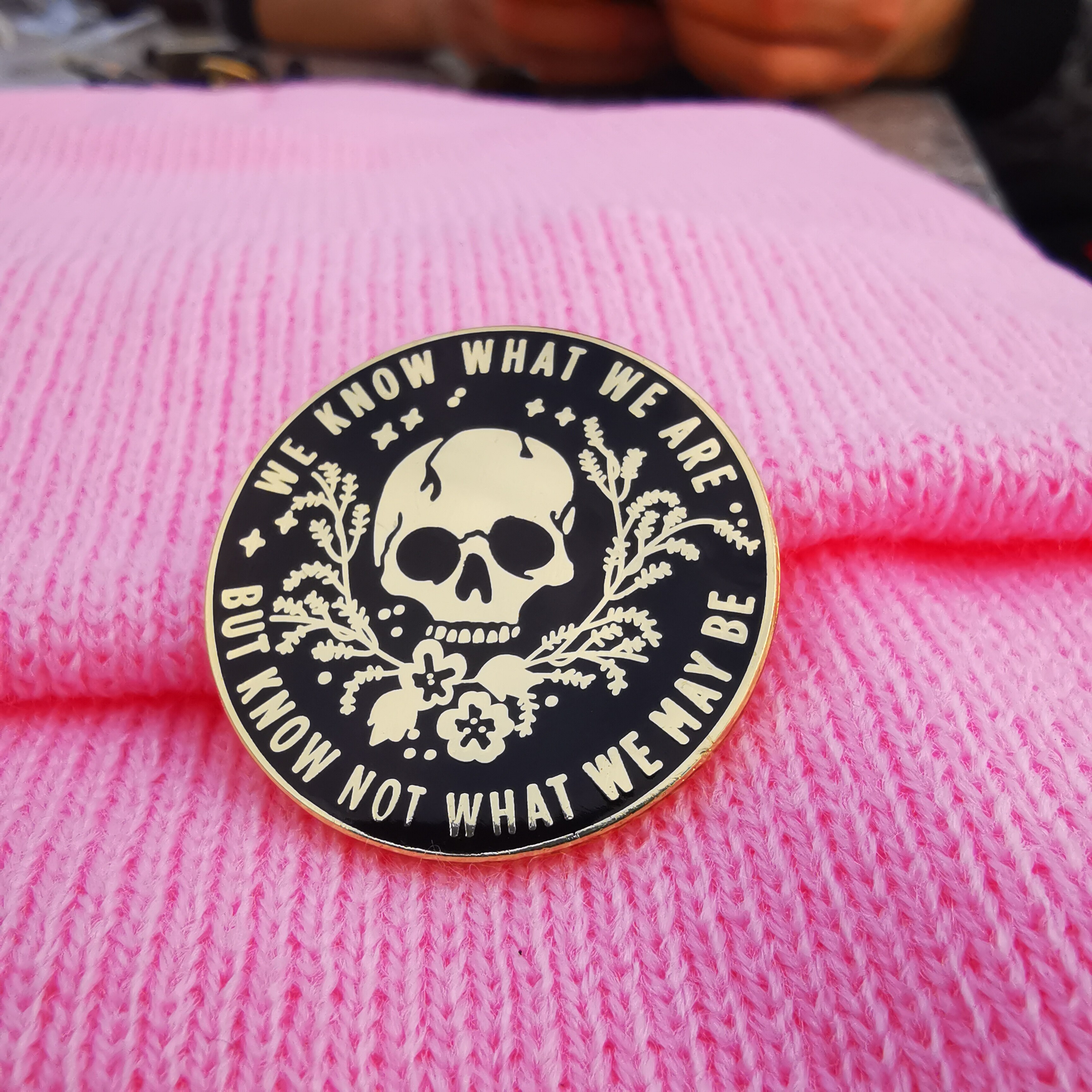 Shakespeare Broche We Weten Wat We