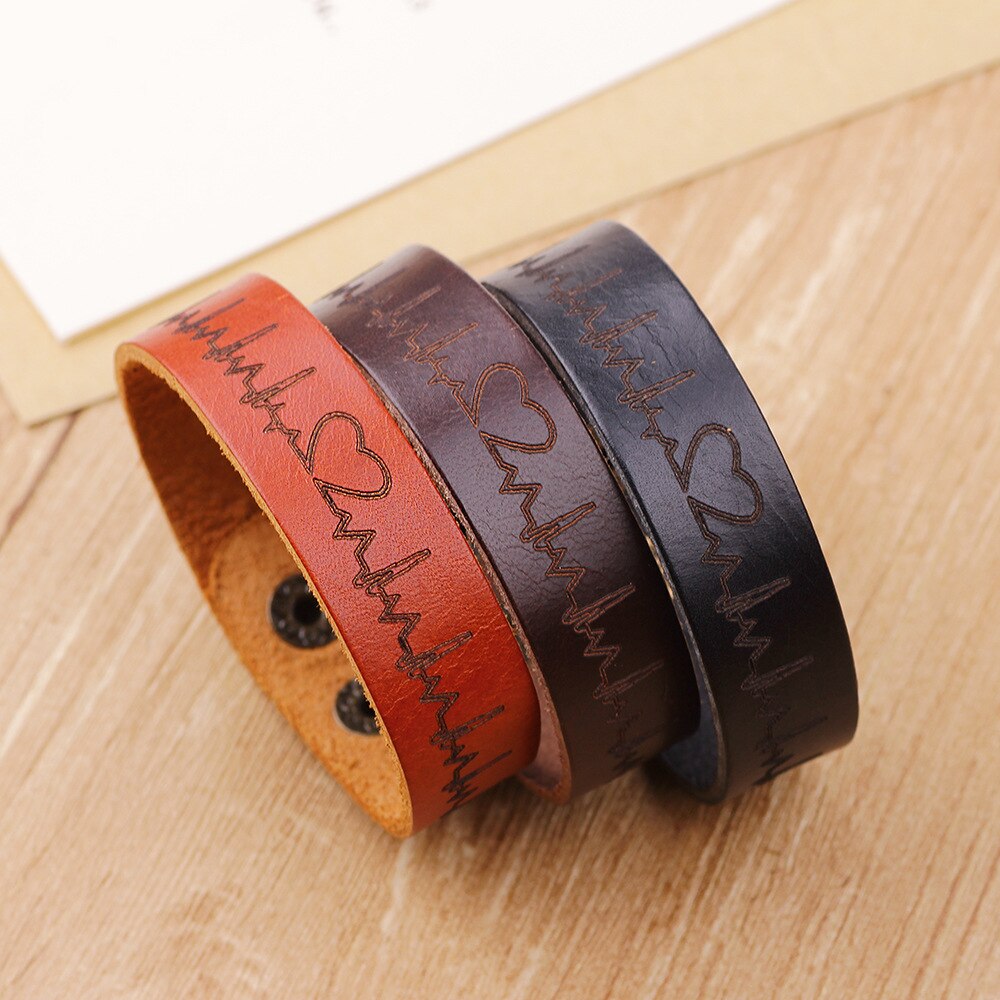 Charmsmic heren brede leren armbanden met ecg-hartpatroon voor geliefden, koppels, verjaardagen en bruiloften.