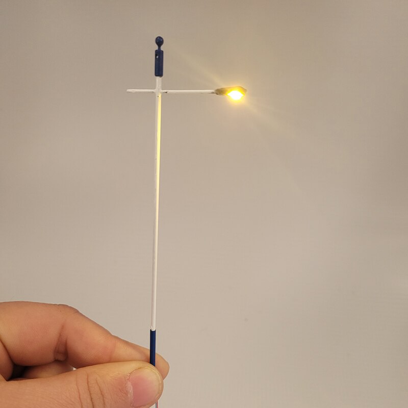 2 stück 1:87 ho- Sporn-straßenlaternenmodell mit einköpfiger LED-laterne, geeignet für eisenbahn- und straßenbeleuchtung, 12v Boulevard-/Autobahn-/parkplatz-Grundrisse