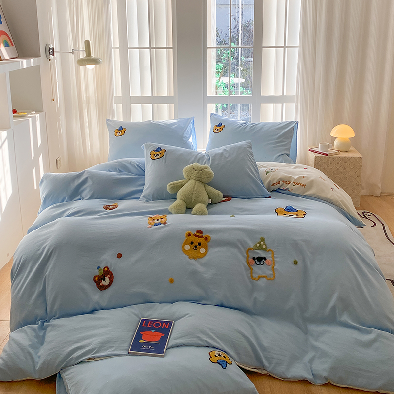 Pussilakanasetti, jossa sininen ja pinkki kirjonta, sekoitus pestyä puuvillaa, minimalistinen, neliosainen setti, jossa on aluslakanoita, pussilakana.